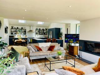The Cuckoo's Retreat - Luxurious home with private garden & jacuzzi - 3