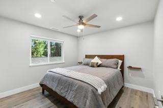 The White House Coveted Triplex Near Lake - 6