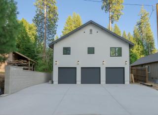 The White House Coveted Triplex Near Lake - 5