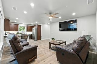 The White House Coveted Triplex Near Lake - 3