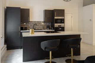 Skyway Apartment City Stay with Jacuzzi - Bradford - 7