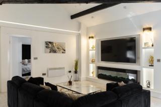 Skyway Apartment City Stay with Jacuzzi - 0