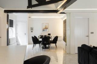 Skyway Apartment City Stay with Jacuzzi - 1