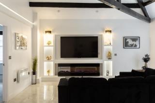 Skyway Apartment City Stay with Jacuzzi - 4