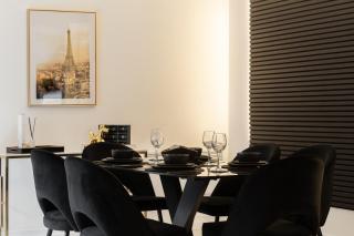 Skyway Apartment City Stay with Jacuzzi - Bradford - 2