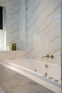 Skyway Apartment City Stay with Jacuzzi - Bradford - 5