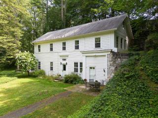 Berkshire Vacation Rentals 1900s Factory Turned Modern Berkshires Retreat - 0