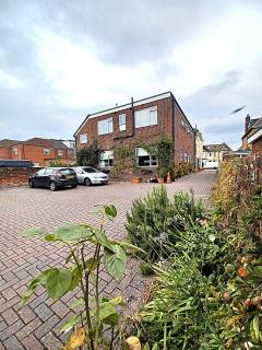 Hunters Lodge Guest House - 3