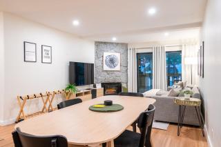 Lux Retreat, Covered Parking, Walk to Golf - 3