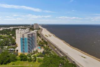 Beachy Villa! Just Renovated, Pools, 2 Min to the Beach - Gulfport - 9