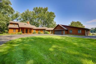 Lake Winnebago Family Retreat Dock and Deck! - Menasha - 0