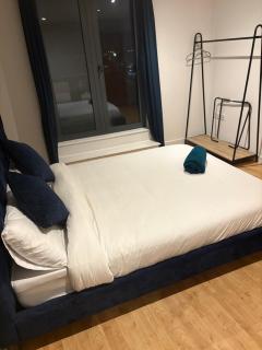 Rooftop 2 Bed Penthouse, Hot Tub, Wrapped Balcony, Free Parking, Train Station Location by Opulent Stays - Derby - 4