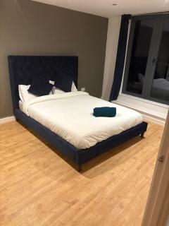 Rooftop 2 Bed Penthouse, Hot Tub, Wrapped Balcony, Free Parking, Train Station Location by Opulent Stays - Derby - 3