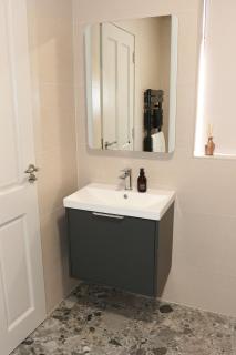 Coaches Corner - Modern Suite - Sleeps 3 - Flexible Beds - Parking - Near Town - 1