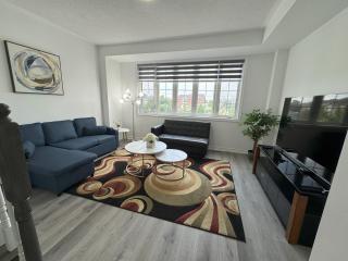 Elegant 4 Bedroom, 4 Bath Close to Trinity Commons Brampton Minimum 28 Nights Stay - Brampton - 0