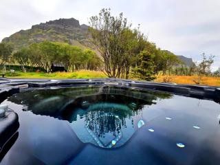 Northern Lights Farmhouse & Private Jacuzzi - 9