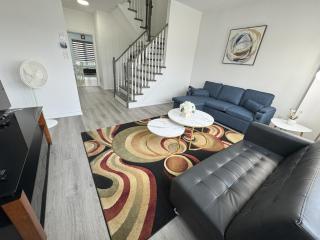 Elegant 4 Bedroom, 4 Bath Close to Trinity Commons Brampton Minimum 28 Nights Stay - Brampton - 1