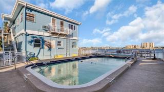 Waterfront Corner Suite Heated Pool Near Beach - 9