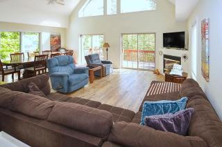 Wooded Cabin Escape w Fire Pit & Family Ready - Morton Grove - 4