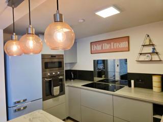North Devon Luxe Gem for 4, 2 Ensuite Beds, Elegantly Renovated Sea Nearby - 7