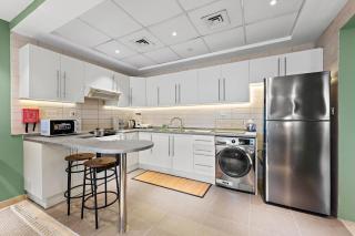 Modern Apt just Steps to Metro & Lake with Pool andParking - 2