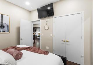 Minutes to Broadway Retreat with Pool & Mural - 4