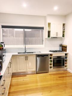 Light and Bright 2-bedroom Townhouse with Patio - 4