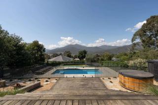 The Alpine House Pool Sauna and Basketball Court - Mount Beauty - 9
