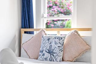 Chic Double Room - Seconds to Transport & Shops at Killara - Shared Bathroom - 3
