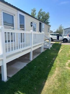 Lovely 8 Berth Caravan With Decking At Clacton-On-Sea In Essex Ref 28029Dw - Clacton-on-Sea - 0