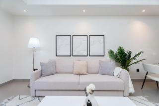 Magnificent 2BR at Dubai Marina - 9