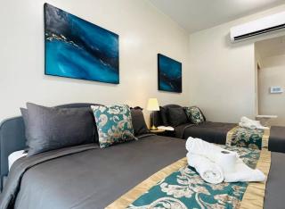 Budget-friendly Newport City condo across NAIA Terminal 3 with 400mbps WIFI and free 4K Netflix access - Manila - 9
