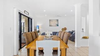 Tranquil Canal Front Holiday House - 8