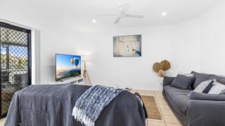 Tranquil Canal Front Holiday House - 3