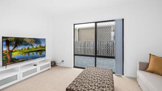 Tranquil Canal Front Holiday House - 2