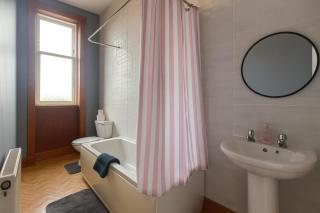 Family and Group Stay 2BR by Park Sleeps 7 - Glasgow - 4