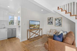Stylish 2-Bed Home Steps from Henley Beach - 9