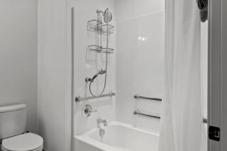 Guest Fave - 5 Star Stay Downtown - ADA Accessible - 5