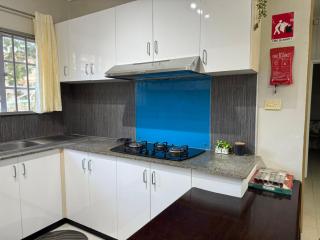 2 Bedroom Unit Near City Center - 4
