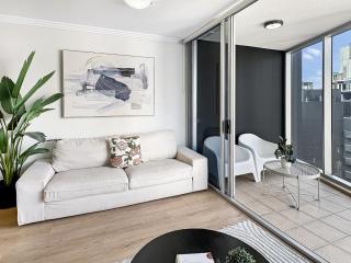 High-Rise 2-Bed Apartment with Gym BBQ & Pool - 0