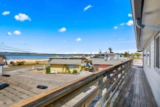 2nd Floor Studio #4 with Ocean View and Covered Deck - 3