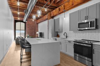 Chic Loft - Perfect for Remote Work & City Exploring - 4