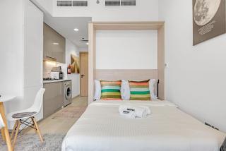 Waves - Stylish and Comfy Couples Retreat Apt with Balcony - 5