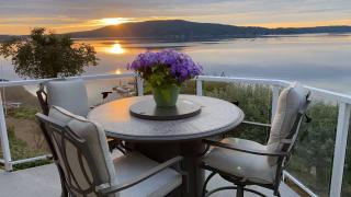 Beachbreeze Panoramic Oceanview Home 4BR 3BA Romantic Sunrise Sunset - Mill Bay - 7