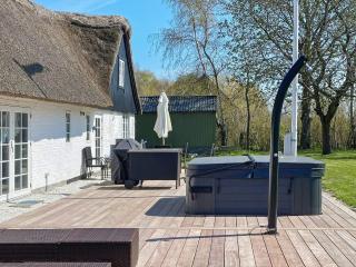 Idyllic Thatched Cottage Retreat-By Traum - 0