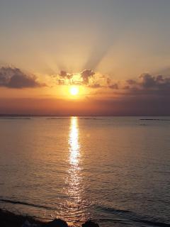 Enjoy Sunrise at Spacious 3BR flat by the Seafront - 9