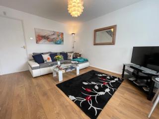 Riverside 2 Bedroom Townhouse with Car Charger - 8