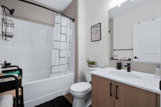 Cozy 2BR Suite with Kitchen, AC Near U of C, Winsport, Banff and Hospitals - 1