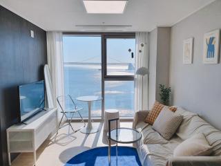 Gwangalli Beachfront House with a beam projector - 9