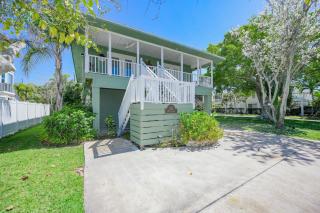 Decked Out - Stunning Home Huge Sunny Resort Style Heated Pool Walk to Pine Ave Beach - 8
